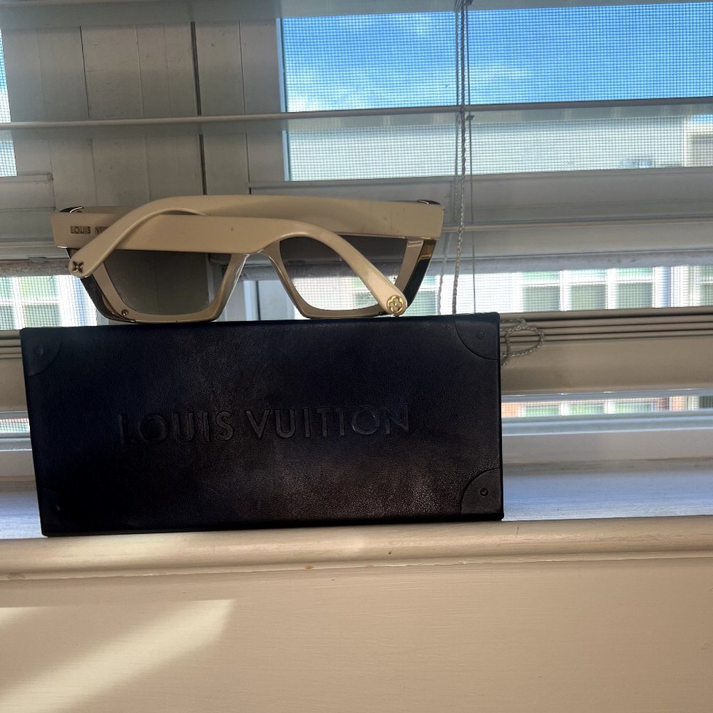 Louis Vuitton Moon Cat Eye Sunglasses Creme Monogram Temples - Picture 2 of 10